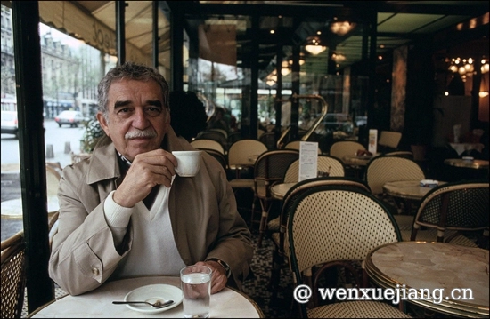 <p>作家经典照片，加西亚马尔克斯在咖啡馆</p>