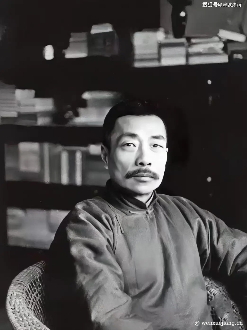 <p>鲁迅坐在藤椅上</p>