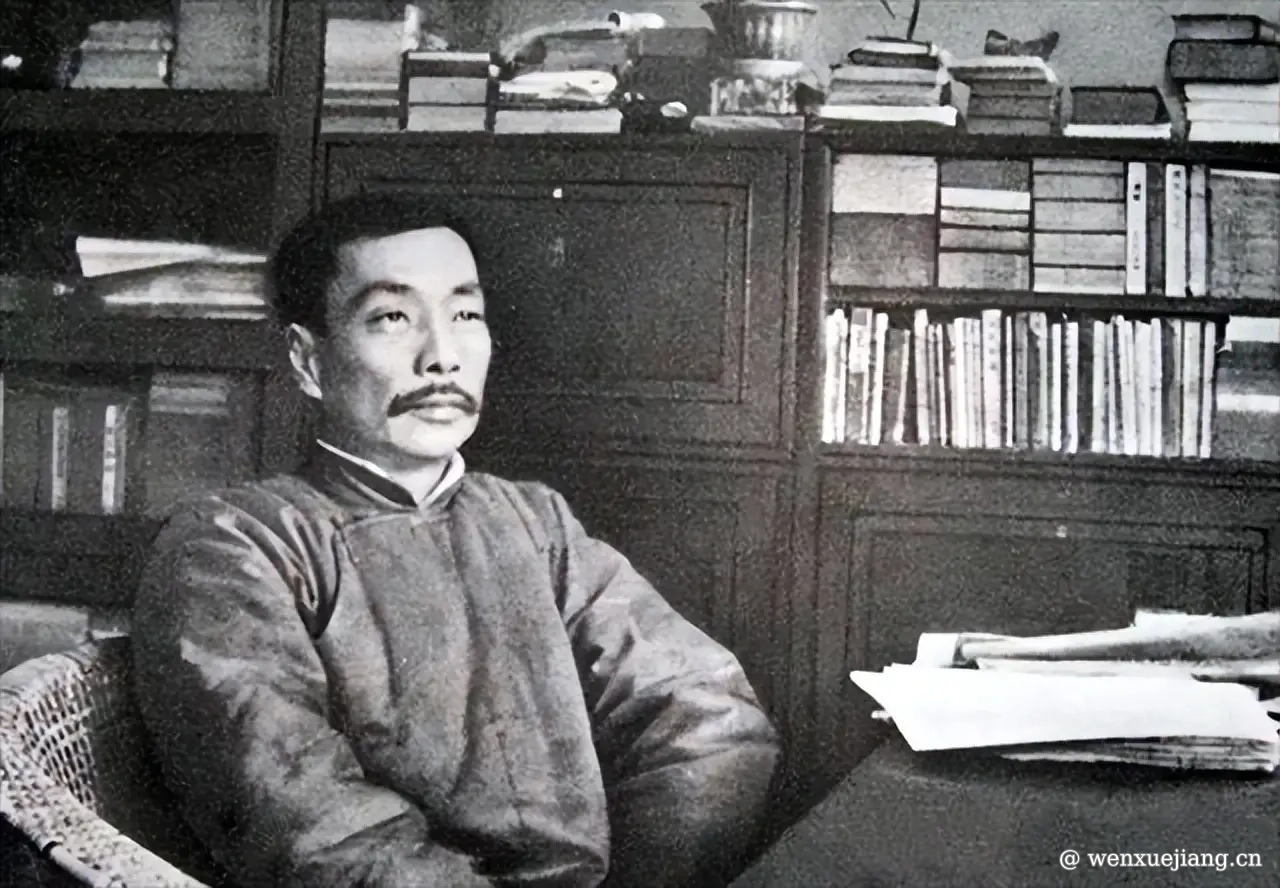 <p>鲁迅坐在书房</p>