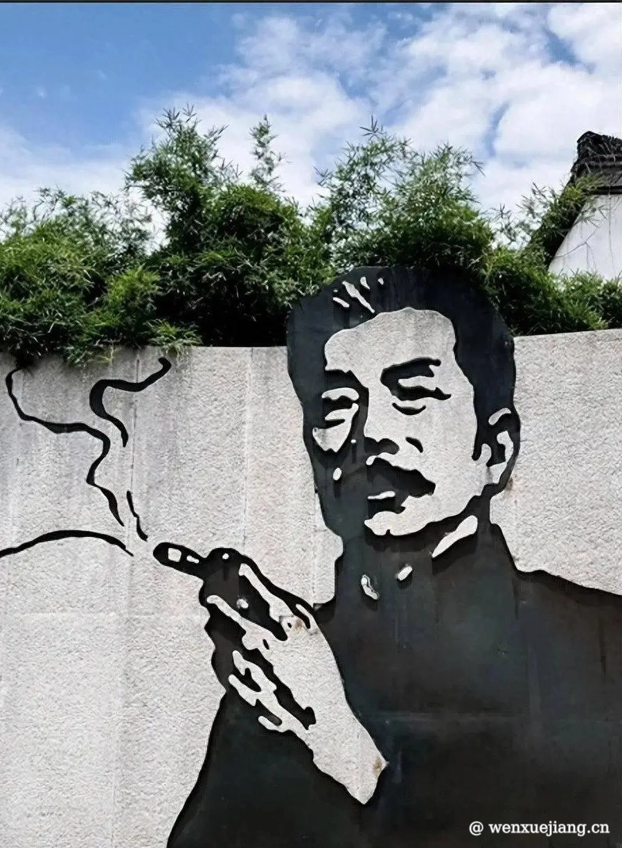 <p>鲁迅手拿烟的画像，曾有人质疑伟人不应拿烟，曾引起广泛争议</p>