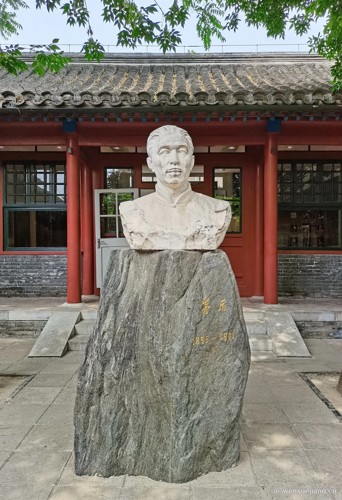 <p>茅盾故居雕像</p>